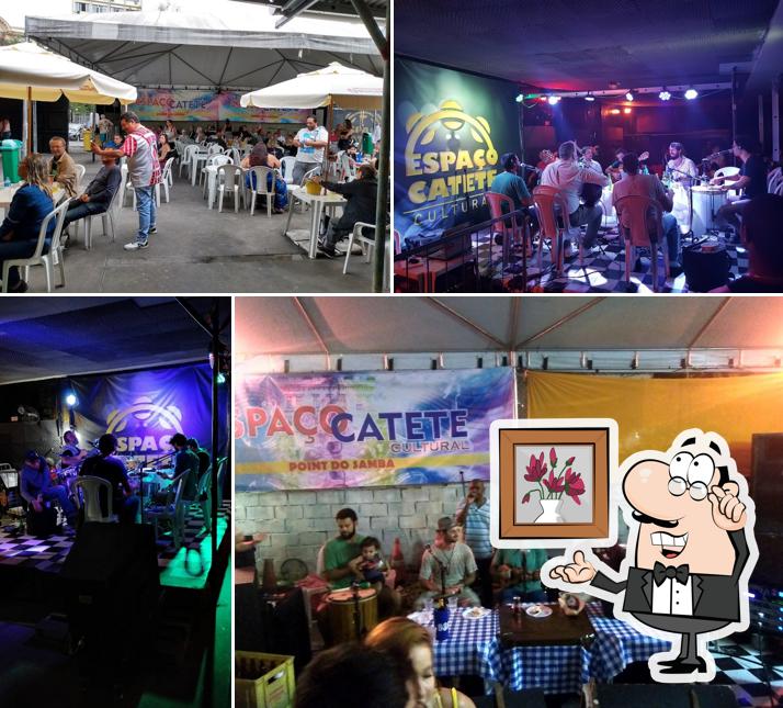 Sente em uma das mesas no Espaço Catete
