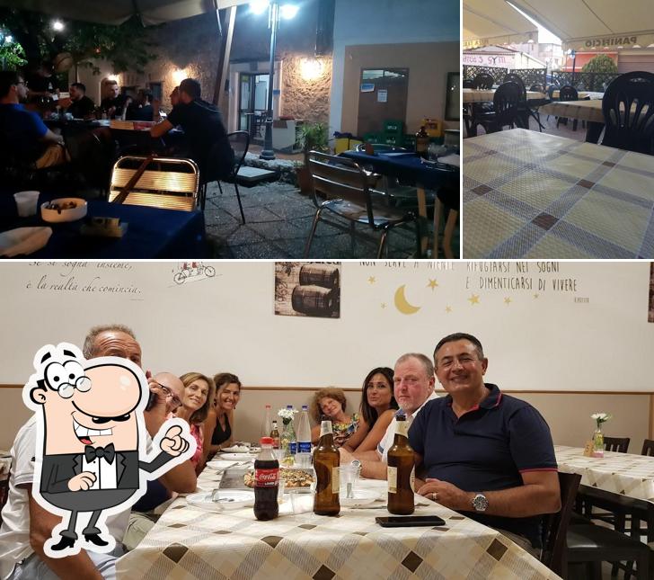 Dai un'occhiata agli interni di Pizza Taxi 1996 - Pizzeria & Panificio