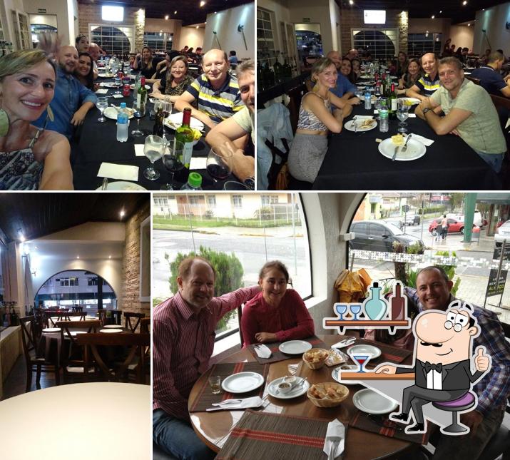 Sente em uma das mesas no Távola Redonda Pizzas e Gastronomia