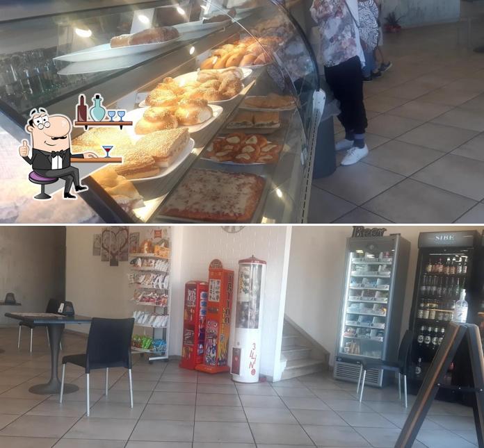 Dai un'occhiata agli interni di Bar River