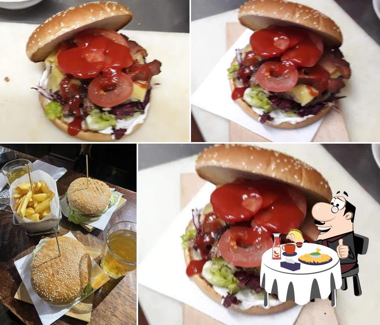 Prenditi un hamburger a Pub Black Storm degli Svarionati
