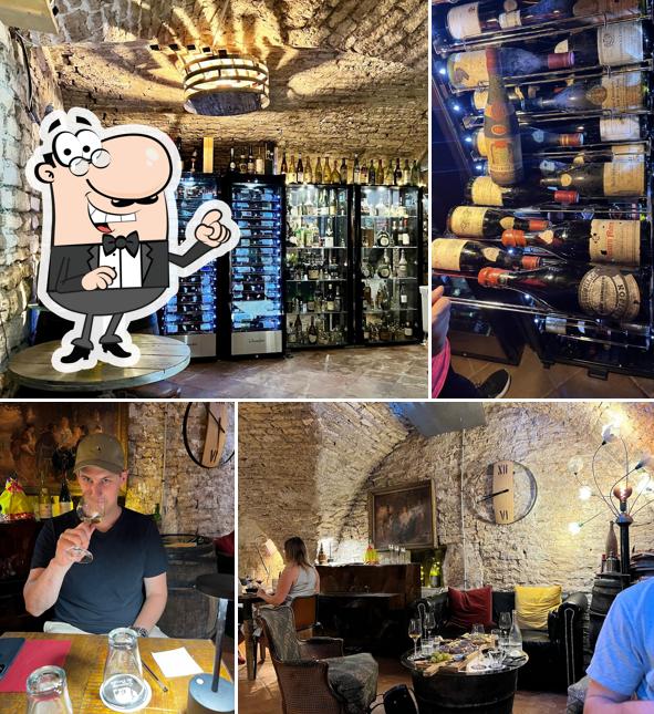 Installez-vous à l'une des tables de Le Caveau de Saulx