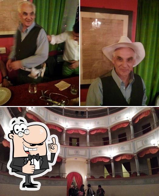 Guarda questa immagine di Bar della Piazza di Lin Weifa