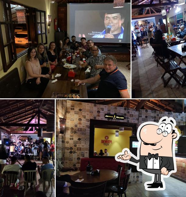 Sente em uma das mesas no Bendito Bar