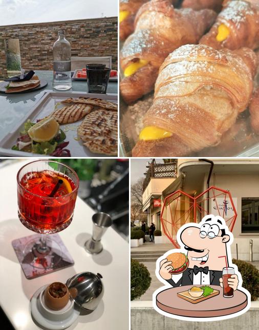 Ordina un hamburger a Enjoy cafè