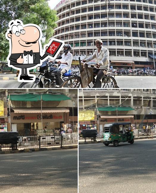 The exterior of Moti Bakery