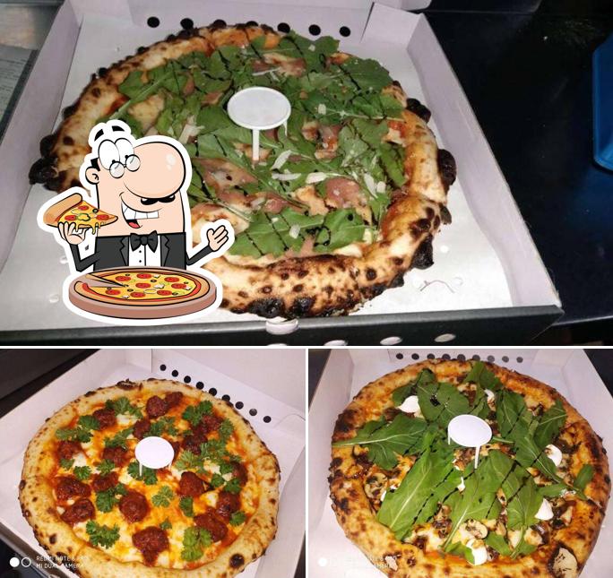 Order pizza at Nomad Pizza - Traveller Series