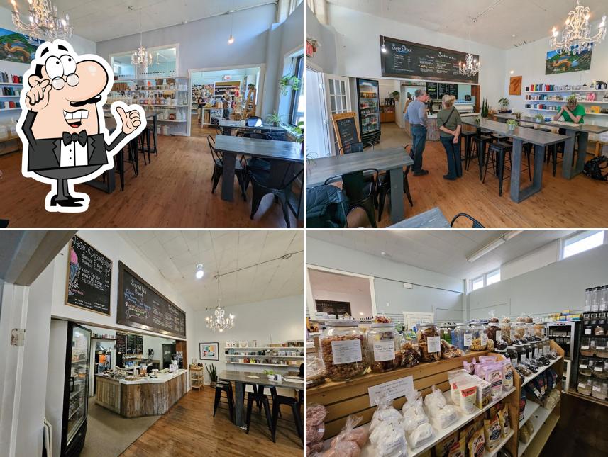 Installez-vous à l'une des tables de Circle Market + Cafe