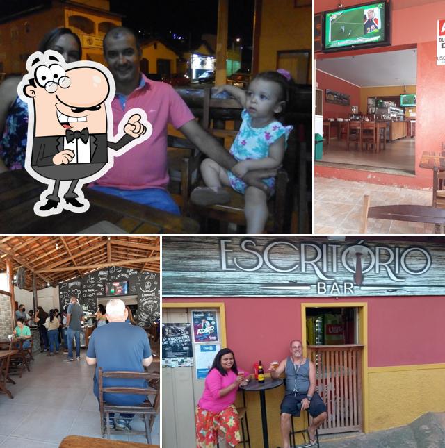 Sente em uma das mesas no Escritório Bar