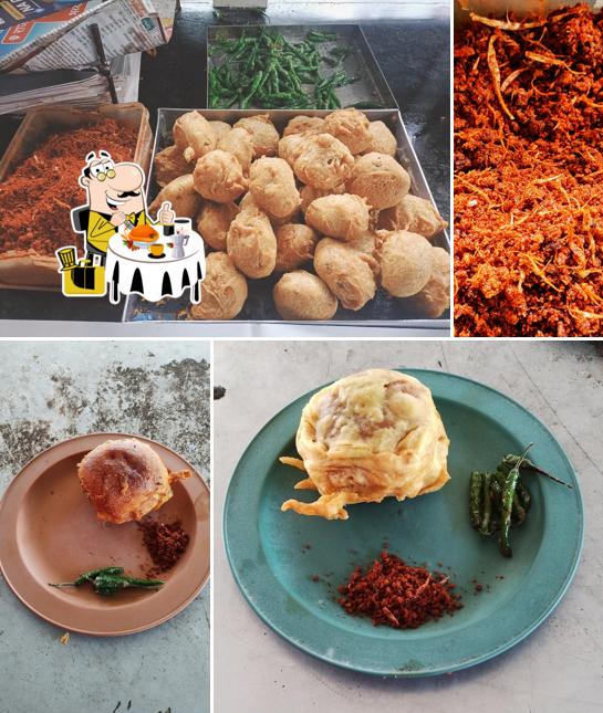 Food at Aabasaheb Vadewale. आबासाहेब वडेवाले, वाई
