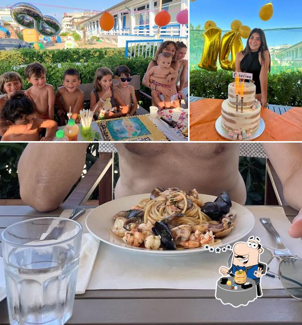 Guarda la immagine che raffigura la cibo e esterno di Bagno Excelsior