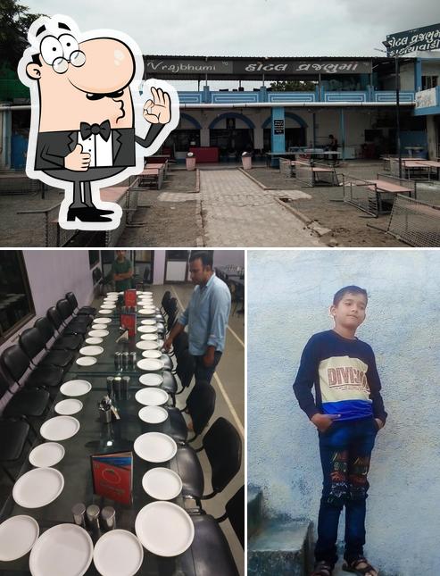 Look at the picture of Hotel Kathiyawadi Tomato