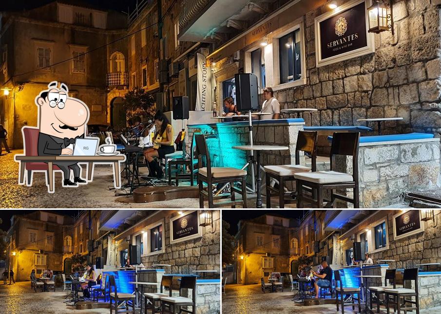 Siediti a un tavolo di Servantes - Food & Wine Bar