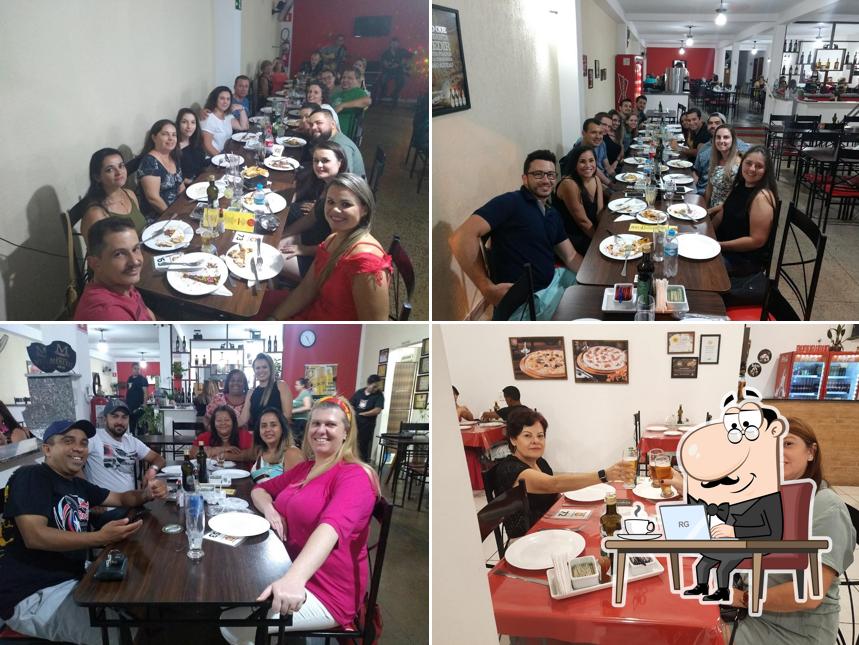 Sente em uma das mesas no Forneria Baronesa l Restaurante & Pizzaria