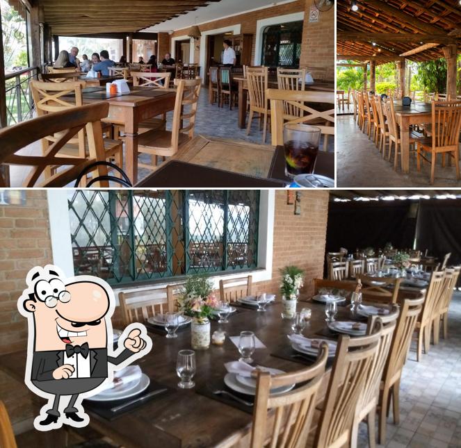 Sente em uma das mesas no Restaurante Chácara de Minas