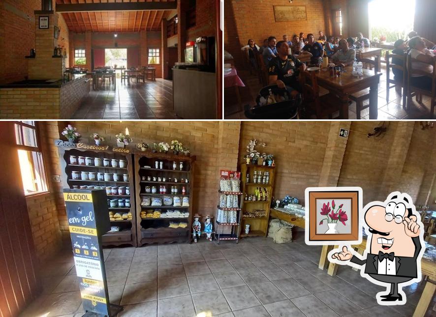 Sente em uma das mesas no Casarão 050 Restaurante