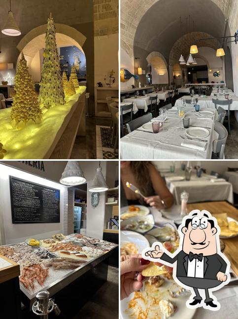 Siediti a un tavolo di Pescheria Con Cottura