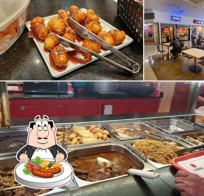 A comida e interior do restaurante