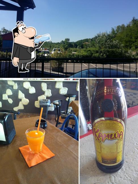 Questa è la immagine che presenta la bevanda e esterno di Coffee Station