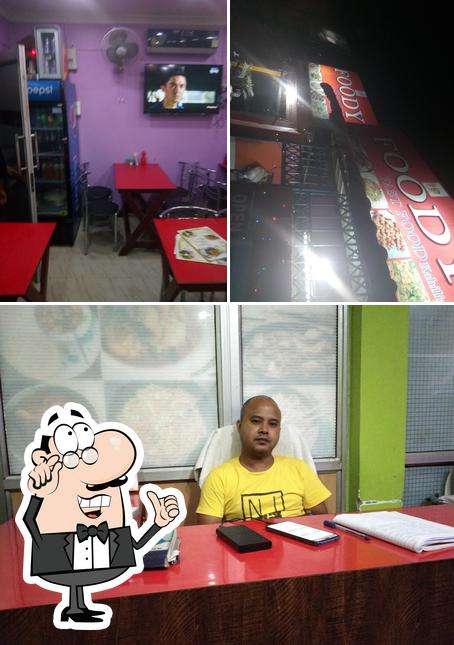 The interior of Foody Fast Food: Restaurant
