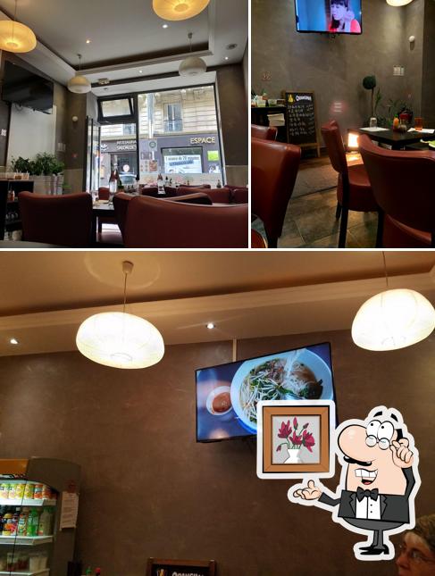 Installez-vous à l'une des tables de Green Tea House « Viet & Thaï »