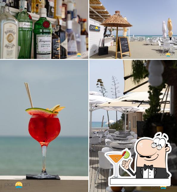 La bevanda e tavolo da pranzo del ristorante