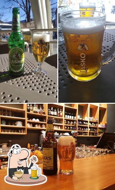 Puoi ordinare un rinfrescante bicchiere di birra chiara o scura