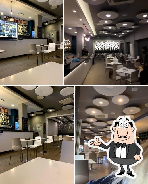 Siediti a un tavolo di Plaza Cafè