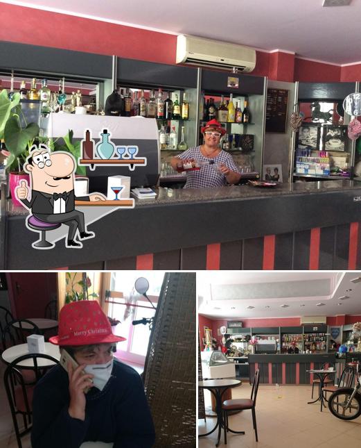 Questa è la foto che mostra la interni e bancone da bar di Bar Papillon