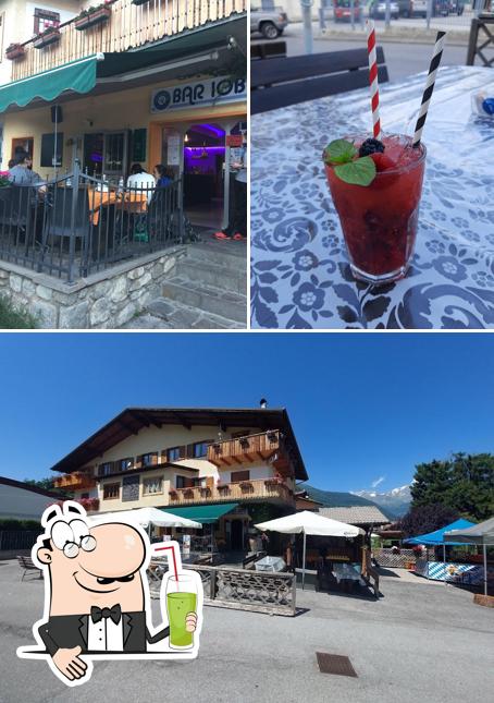 Goditi qualcosa da bere a Bar Iob