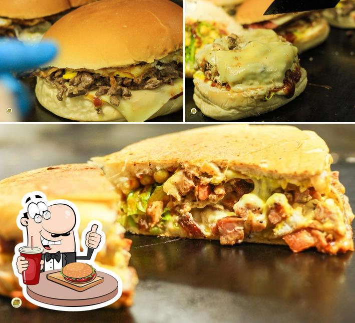 Os hambúrgueres do Chapa Quente Lanches irão saciar uma variedade de gostos