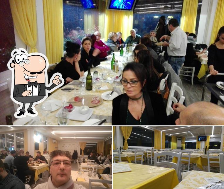 Siediti a un tavolo di La Furzeina Cinèina