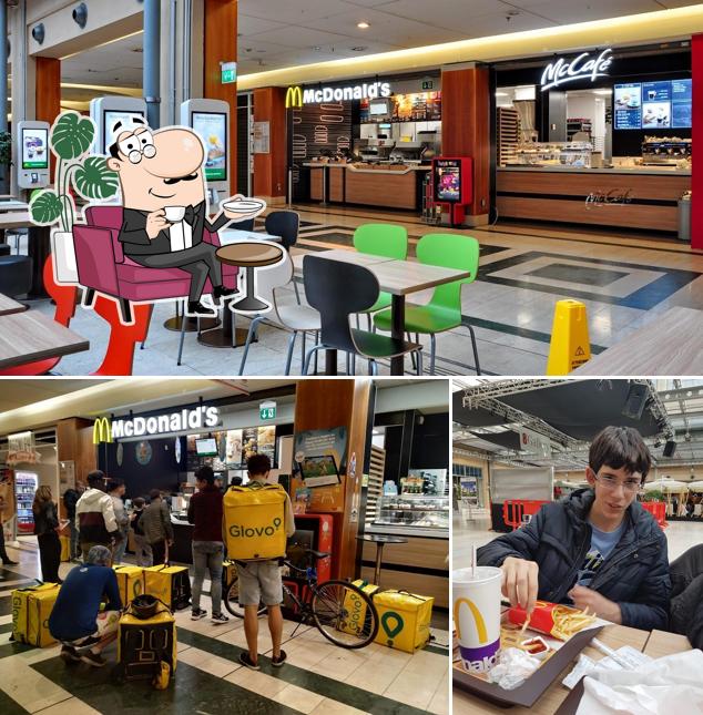Siediti a un tavolo di McDonald's Torino Lingotto Mall