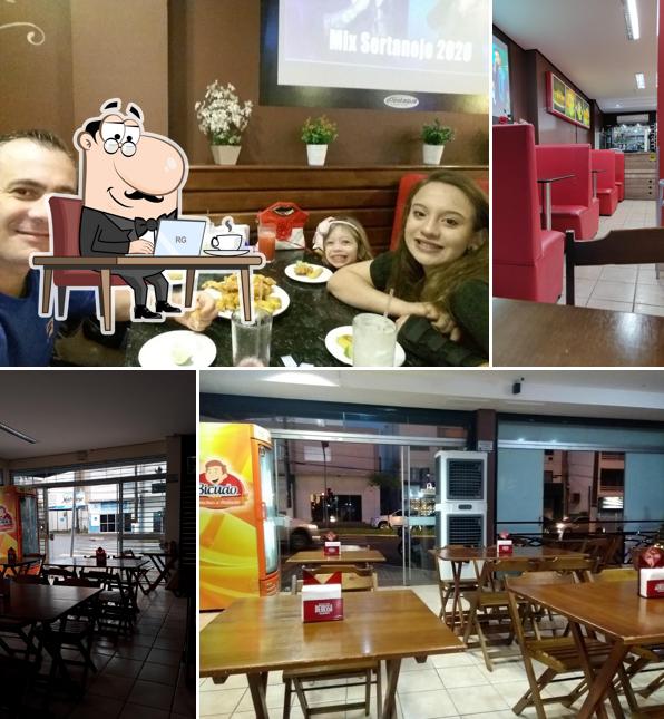 Sente em uma das mesas no Bicudo Lanches e Petiscos