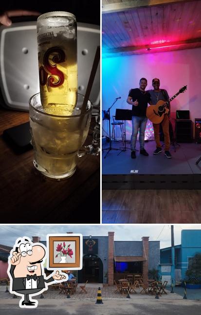 Confira a imagem apresentando interior e comida no Fénix Pub STO