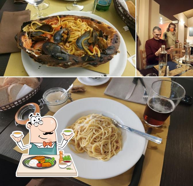Tra le diverse cose da Pizzeria Trattoria Anthony si possono trovare la cibo e tavolo da pranzo