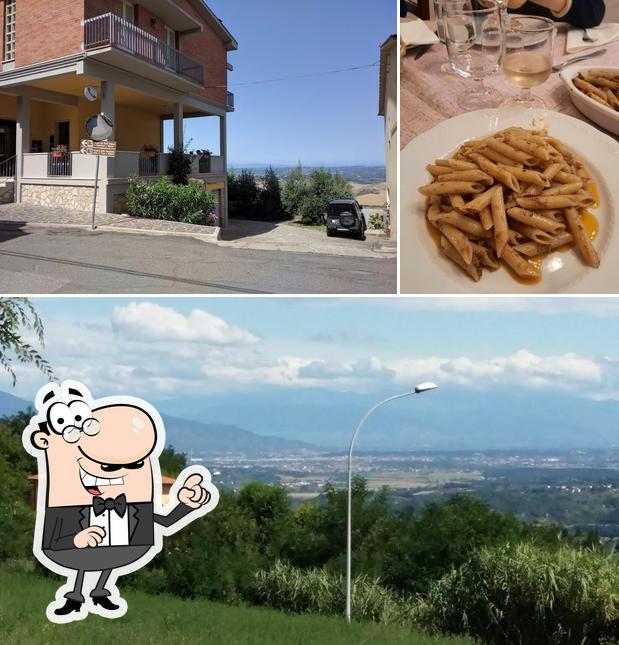 Tra le varie cose da Bar Da Mirella si possono trovare la esterno e cibo