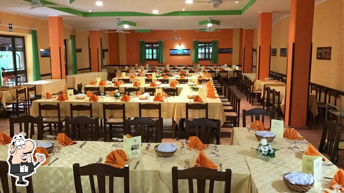 Siediti a un tavolo di L 'Hotel - Restaurant Bosco Magnano