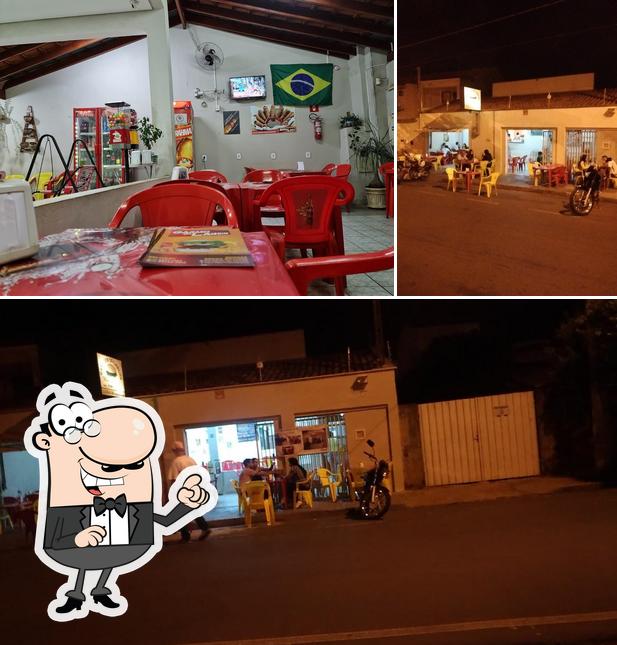 Sente em uma das mesas no Lanchonete em Araçatuba Garagem do Lanches