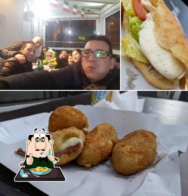 Questa è la foto che presenta la cibo e interni di L'Angolo