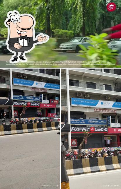 Look at the photo of Pizza Hut