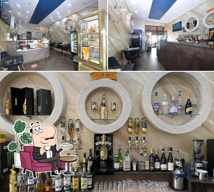 Questa è la immagine che mostra la interni e bevanda di Malibu Coffee Bar