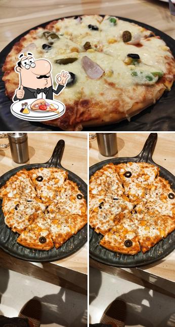 Pick pizza at Honey’s Cafe