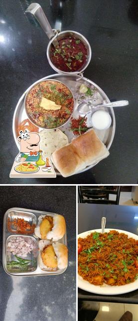 Food at Aapulki Misal And Pavbhaji Center