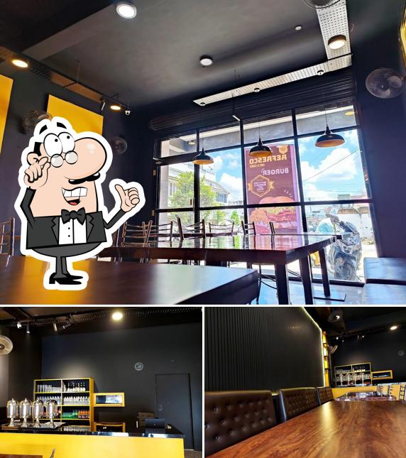 Check out how REFRESCO CAFE & GAMES looks inside