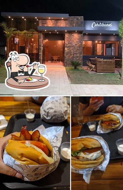A comida e exterior do restaurante