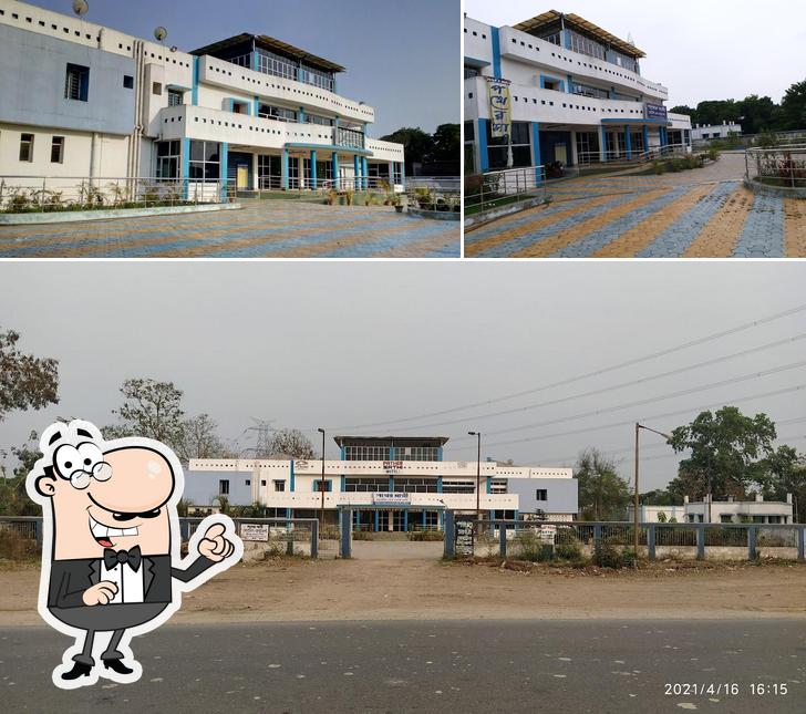 The exterior of Pather Sathi Hotel
