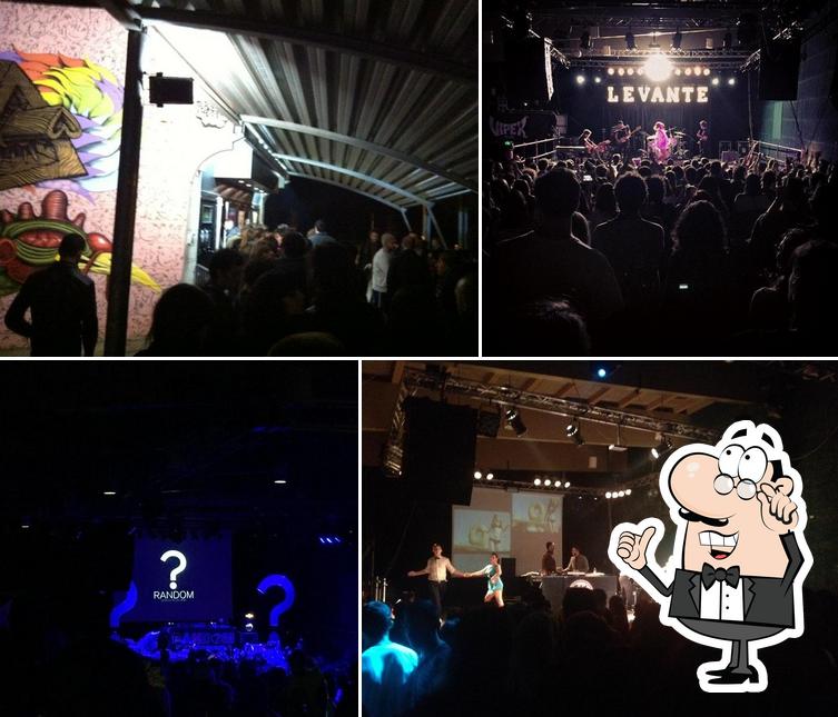 Dai un'occhiata agli interni di Viper Theatre