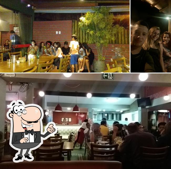 Sente em uma das mesas no Pizzaria Di Pietro