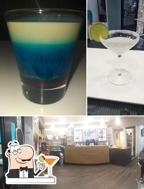 Tra le diverse cose da Bar Tiffany si possono trovare la bevanda e interni